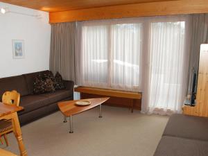 un soggiorno con un divano e un tavolo di Apartment Valetta Sura by Interhome a Flims