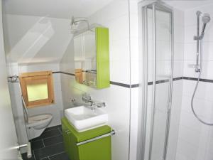 Koupelna v ubytování Studio Bergfink-2 by Interhome