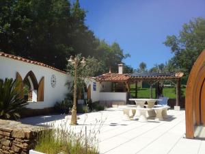 eine Terrasse mit einem Picknicktisch und einem Pavillon in der Unterkunft Agua Azul poolside rest a luxurious rural woodland idyll in Cabeçadas
