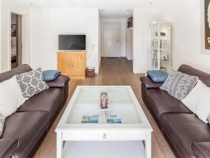 ein Wohnzimmer mit 2 Sofas und einem Couchtisch in der Unterkunft Apartment Chalet Smaragd-1 by Interhome in Grindelwald