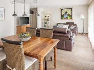 ein Wohnzimmer mit einem Tisch und einem Sofa in der Unterkunft Apartment Chalet Smaragd-1 by Interhome in Grindelwald