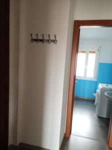 La salle de bains est pourvue de toilettes et d'un lavabo. dans l'établissement Lilla, à Bellagio