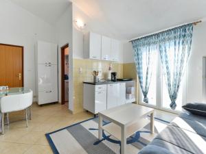 Η κουζίνα ή μικρή κουζίνα στο Apartment Jadran - NIN121 by Interhome