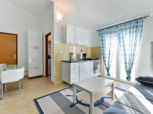 Dapur atau dapur kecil di Apartment Jadran-2 by Interhome