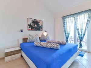 Ένα ή περισσότερα κρεβάτια σε δωμάτιο στο Apartment Jadran - NIN121 by Interhome