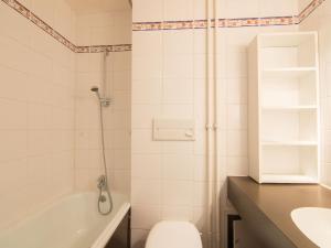 e bagno con vasca, servizi igienici e lavandino. di Apartment Les Grandes Platières-10 by Interhome a Tignes
