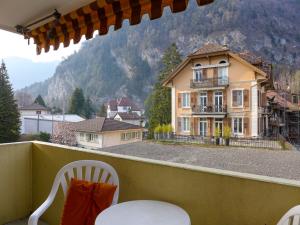 uma varanda com vista para uma casa numa montanha em Apartment Harder by Interhome em Interlaken