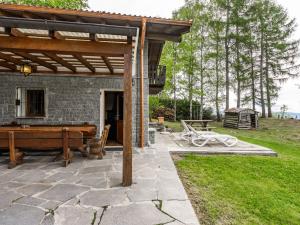 kamienne patio ze stołem bilardowym i pawilonem w obiekcie Holiday Home Baita Nini by Interhome w mieście Trarego