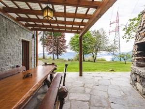 drewniana ławka na patio z widokiem w obiekcie Holiday Home Baita Nini by Interhome w mieście Trarego