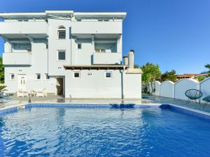 Villa con piscina frente a una casa en Apartment Jadran - NIN120 by Interhome, en Nin