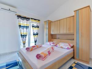1 dormitorio con cama y ventana grande en Apartment Jadran - NIN120 by Interhome, en Nin