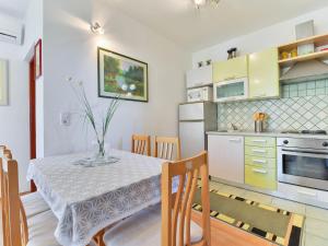 Kuchyň nebo kuchyňský kout v ubytování Apartment Jadran-4 by Interhome