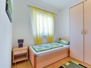 Postel nebo postele na pokoji v ubytování Apartment Jadran-4 by Interhome