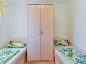 Postel nebo postele na pokoji v ubytování Apartment Jadran-4 by Interhome