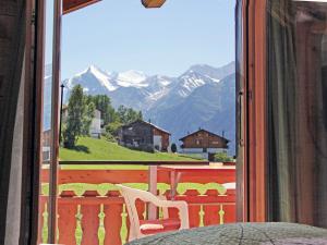 グレヘンにあるApartment Bergfink-1 by Interhomeの山の景色を望むバルコニー付きの客室です。