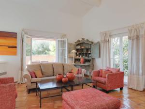 Χώρος καθιστικού στο Villa Le Petit Rouveau by Interhome