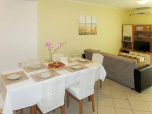 Posezení v ubytování Apartment Toni-2 by Interhome