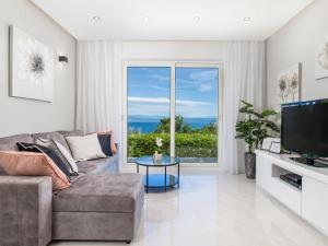 Televízia a/alebo spoločenská miestnosť v ubytovaní Holiday Home Makvic by Interhome + 29 fotografií