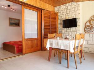 Televízia a/alebo spoločenská miestnosť v ubytovaní Apartment Visnja-1 by Interhome