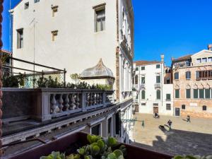 ヴェネツィアにあるApartment Campo Santa Maria Formosa by Interhomeの市街の景色を望むバルコニー