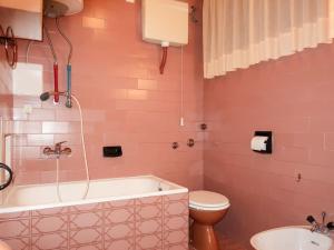 Kúpeľňa v ubytovaní Apartment Visnja-1 by Interhome