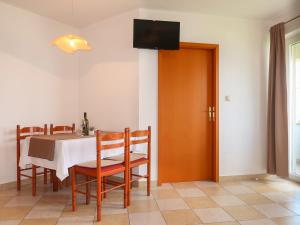 TV a/nebo společenská místnost v ubytování Apartment Marija-2 by Interhome