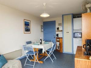 une salle à manger avec une table et des chaises dans l'établissement Apartment Gruissan Plage by Interhome, à Gruissan