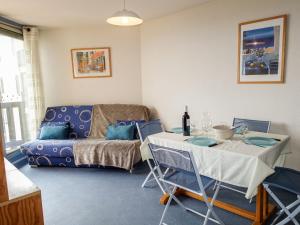 un salon avec un canapé et une table dans l'établissement Apartment Gruissan Plage by Interhome, à Gruissan