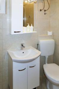 y baño con lavabo blanco y aseo. en Apartment Toni - SIB242 by Interhome en Grebaštica