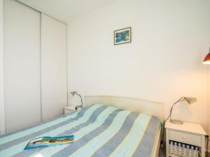 Ένα ή περισσότερα κρεβάτια σε δωμάτιο στο Apartment Le Sunset-Cap Sud-7 by Interhome