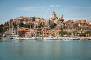 una città con un mucchio di barche in acqua di Hotel Ariston a Imperia