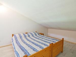 Una cama o camas en una habitación de Apartment Les Asters-10 by Interhome