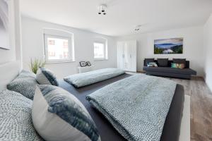 - une chambre avec deux lits et un canapé dans l'établissement Wohnung 14 - ohne Auto in den Europa-Park, à Ringsheim
