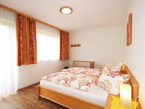 ein kleines Schlafzimmer mit einem Bett und einem Fenster in der Unterkunft Apartment Christian by Interhome in Fügen