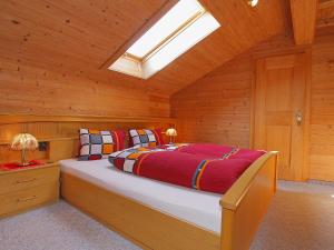 - une chambre avec un lit dans une cabane en bois dans l'établissement Apartment Untererhof-1 by Interhome, à Pankrazberg