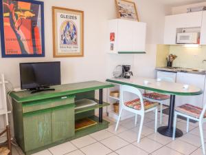 バニュルス・シュル・メールにあるApartment Thalacap by Interhomeのキッチン(緑のデスク、テーブル付)