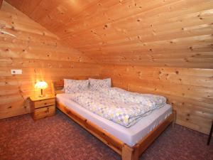 - une chambre avec un lit dans une cabane en rondins dans l'établissement Apartment Untererhof-1 by Interhome, à Pankrazberg
