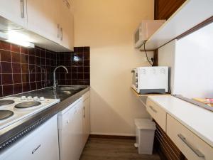 uma pequena cozinha com um lavatório e um fogão em Apartment Le Borsat-10 by Interhome em Tignes