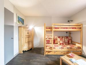 レ・メニュアールにあるApartment Les Soldanelles by Interhomeのベッドルーム(二段ベッド1組、テーブル付)