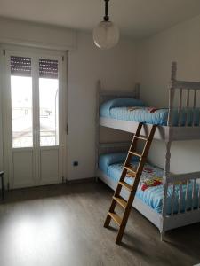- 2 lits superposés dans un dortoir avec une échelle dans l'établissement Lilla, à Bellagio