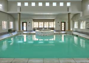 Piscina a Staybridge Suites Plano - Richardson Area, an IHG Hotel o a prop