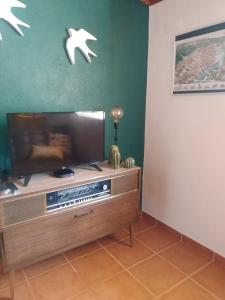 Uma TV ou centro de entretenimento em DEl Rey Guest House