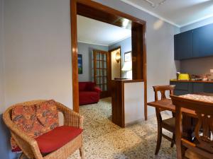 - un salon avec une chaise et une table dans l'établissement Apartment Casa San Vio by Interhome, à Venise