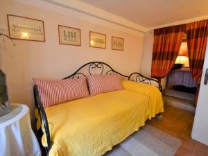 - une chambre avec un lit jaune et des oreillers rouges dans l'établissement Apartment Casa San Vio by Interhome, à Venise