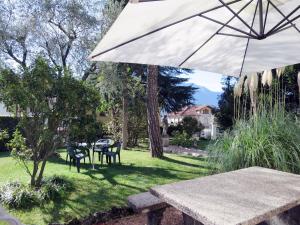MezzegraにあるApartment Villa Costanza-1 by Interhomeの庭のピクニックテーブル