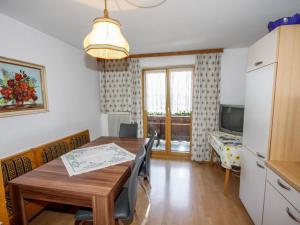 eine Küche und ein Esszimmer mit einem Tisch und Stühlen in der Unterkunft Apartment Jägerhof-1 by Interhome in Hochpillberg