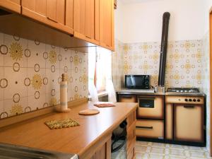Kitchen o kitchenette sa Apartment Casa Canali-3 by Interhome