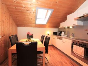 Kuchnia lub aneks kuchenny w obiekcie Apartment Heidi-3 by Interhome
