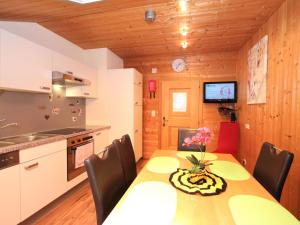 Kuchnia lub aneks kuchenny w obiekcie Apartment Heidi-3 by Interhome