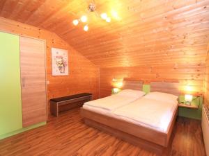 Łóżko lub łóżka w pokoju w obiekcie Apartment Heidi-3 by Interhome